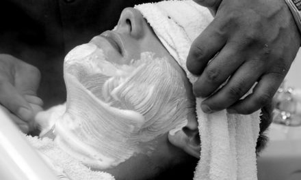 Giovane: Suggerimenti per la cura del primo pelucchi di barba