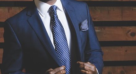 Indossare camicia con cravatta nei pantaloni: consigli di moda