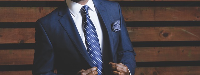 Indossare camicia con cravatta nei pantaloni: consigli di moda
