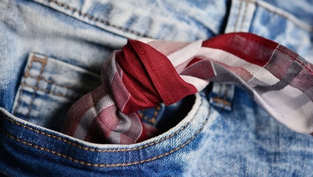 Indossare un fazzoletto con la giacca: non diventa troppo elegante