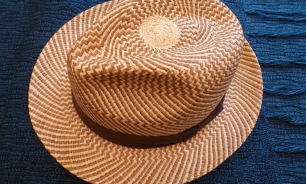 Rotolamento del cappello Panama correttamente
