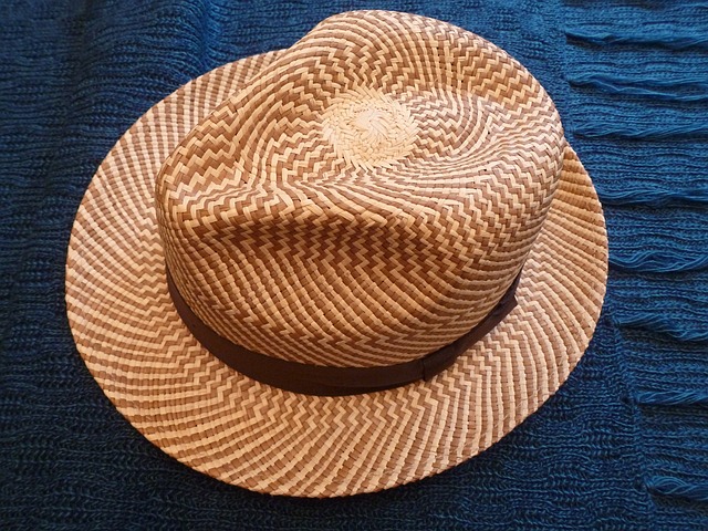 Rotolamento del cappello Panama correttamente