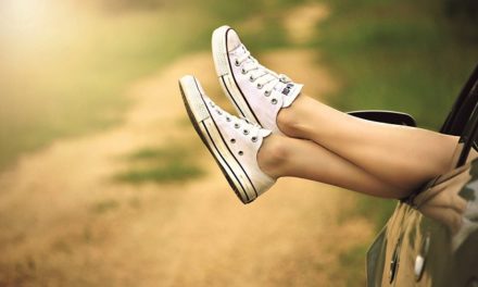 Piedi lunghi delle donne: come nasconderli con le scarpe estive giuste