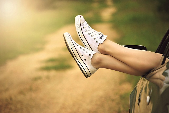 Piedi lunghi delle donne: come nasconderli con le scarpe estive giuste