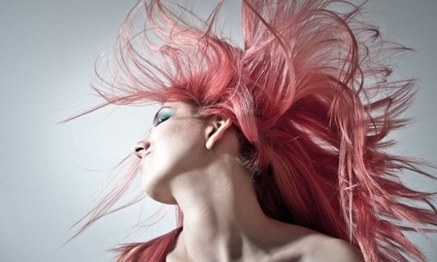 Rendere radiante il colore dei capelli: come usare i rimedi domestici