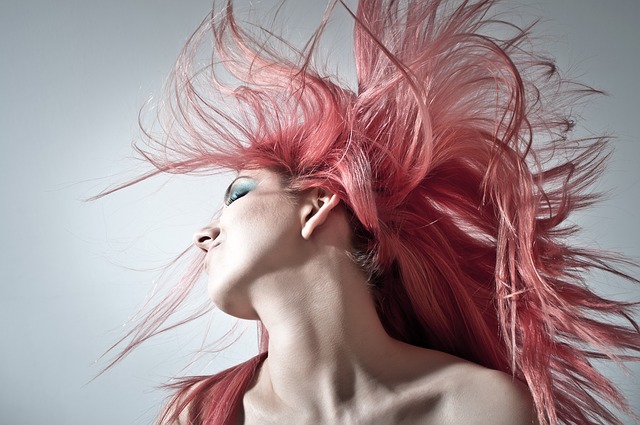 Rendere radiante il colore dei capelli: come usare i rimedi domestici