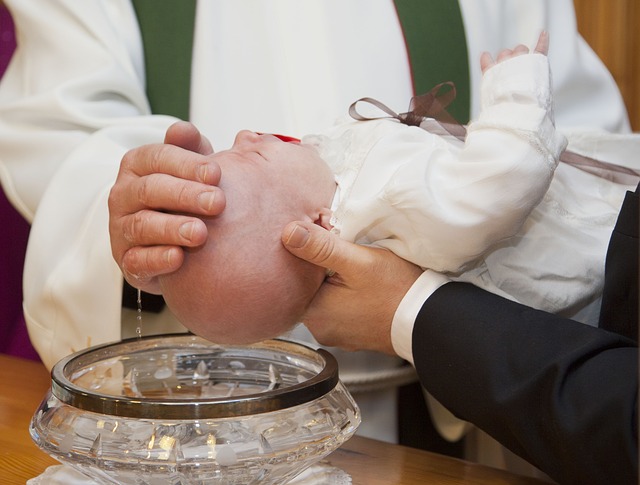 Codice di abbigliamento per il battesimo: gli abiti giusti per lui e lei